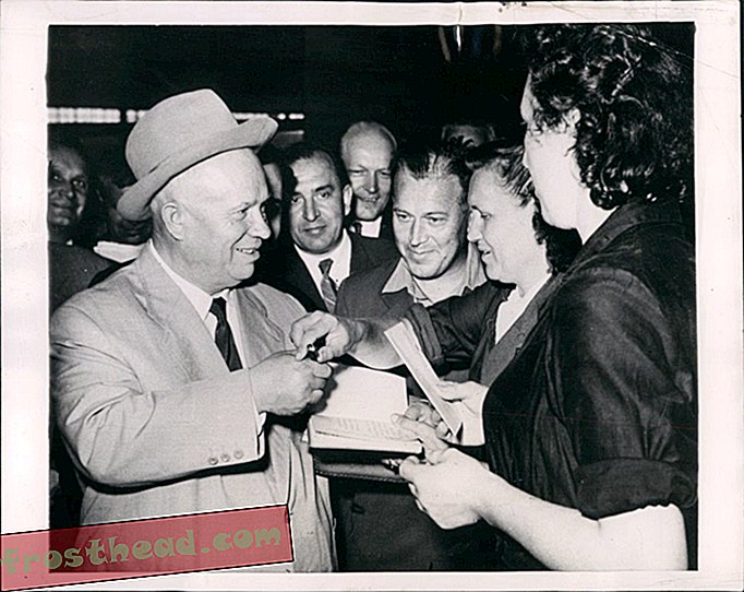 Khrushchev assina autógrafos para seus “fãs” - funcionários de uma fábrica do bloco oriental.