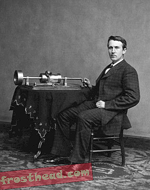 Thomas Edison poseert met een vroege fonograaf.