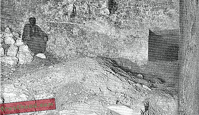 החדר התת-קרקעי בפירמידה הגדולה, צולם בשנת 1909, מראה את המעבר העיוור המסתורי היוצא אל הסלע לפני שהוא מסתיים בפתאומיות בקיר ריק לאחר 53 מטר.