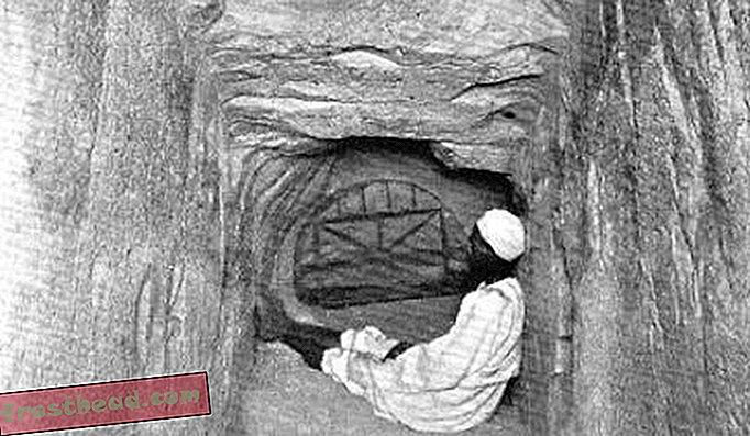 El tapón de granito bloquea el acceso a la parte superior de la Gran Pirámide. Fue la caída del gran casquete de piedra caliza que ocultaba esta entrada lo que supuestamente alertó a los túneles árabes de la ubicación de los pasajes de Khufu.