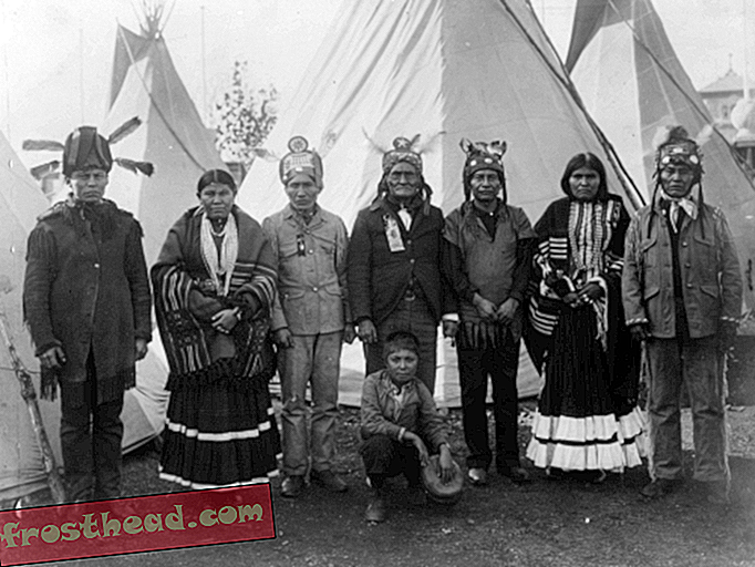Geronimo (uprostřed, stojící) na světovém veletrhu v St. Louis v roce 1904.