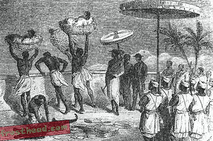「鈍感なトレーニング」：ダホメーン軍が捕虜を下の暴徒に縛り付けて投げつける中、女性の新兵が注目する。