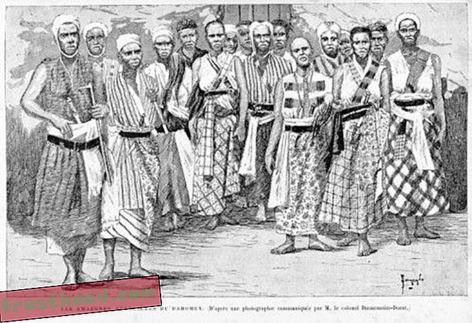Skupina ženskih bojevnikov v tradicionalnem oblačenju.