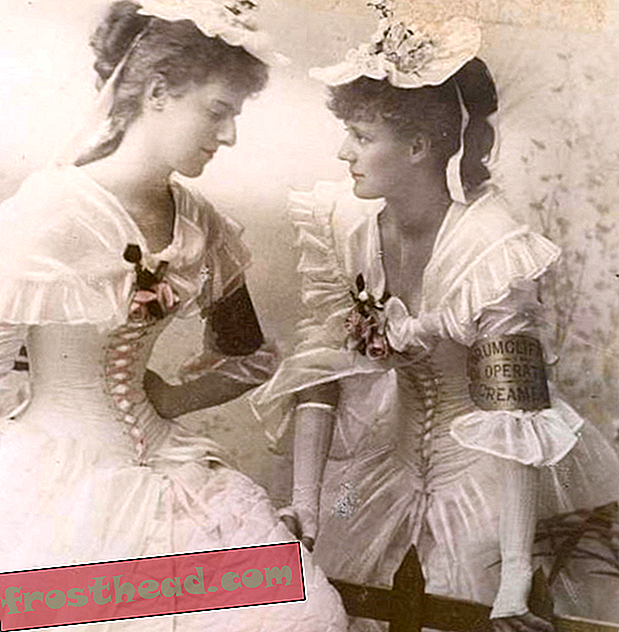 Констанс Гор-Бут (слева) и ее сестра Ева в 1895 году
