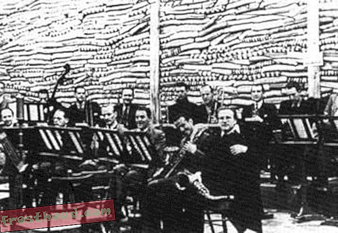 Medlemmer af Charlie og His Orchestra praktiserede i 1942. Deres base var derefter en madrasfabrik.