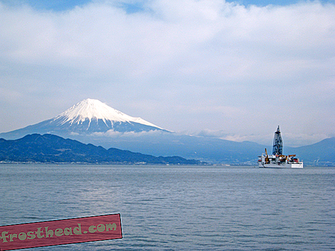 כלי הקידוח צ'יקיו, המצולם מול חופי יפן, ישמש לקידוח עד למעטפת.