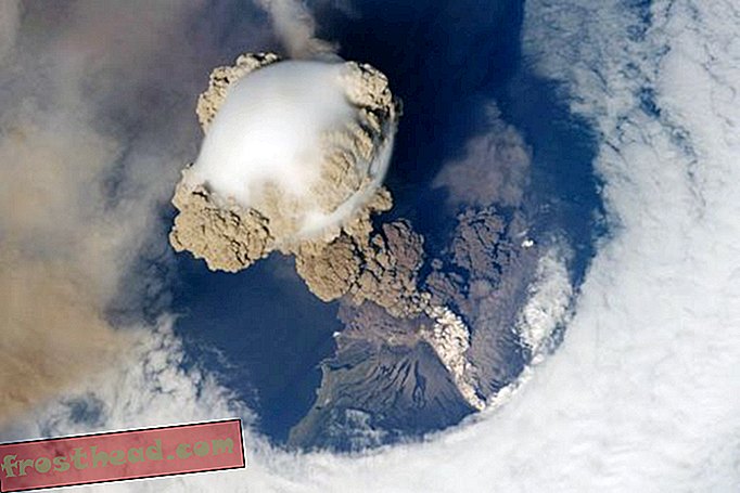 תמונת השבוע - הר געש מתפרץ כפי שנראה מהחלל