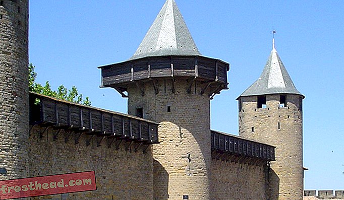 La storia di origine medievale del balcone