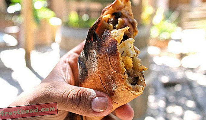 Een empanada in het restaurant Destileria Mistral in de Pisco Elqui.