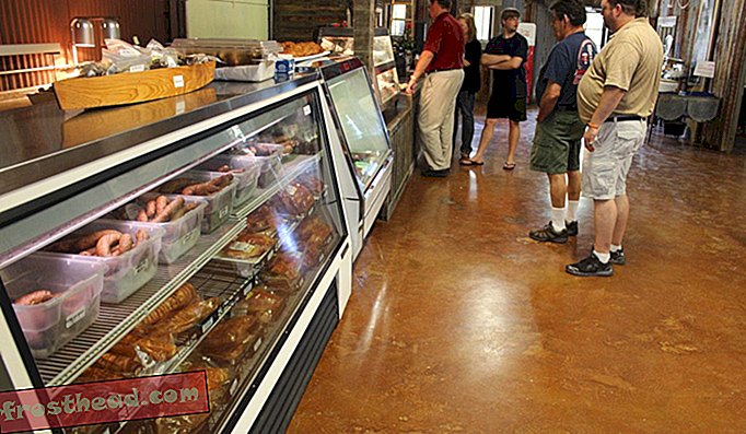 Les clients font la queue pour un avant-goût de boudin au Boudin et aux viandes cajun de Bergeron à Shreveport, en Louisiane.