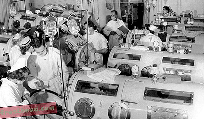 1955年夏のポリオの流行の間、ボストンの病院は、患者が鉄の肺で呼吸するのを助けます。