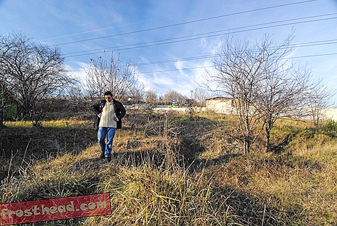 Vladimir Slavchev vagueia pelo mato coberto do cemitério