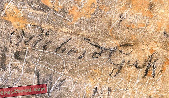 Semnătura în engleză a lui Richard Guess scrisă în cărbune într-o nișă de-a lungul pasajului principal de mers al peșterii Manitou.