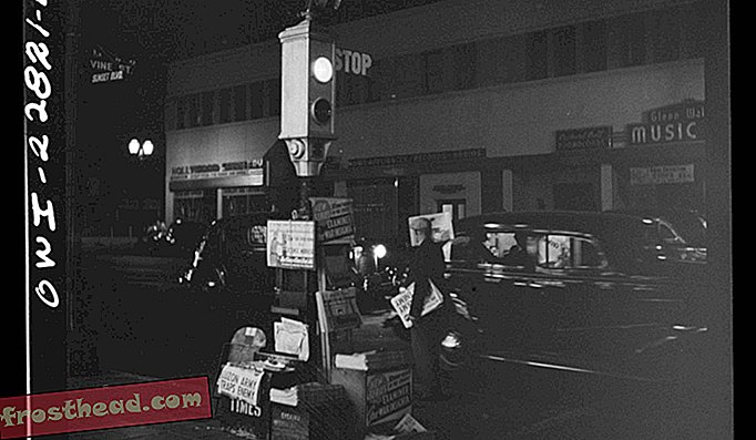 Stand di un giornalista e semaforo a Los Angeles, 1942