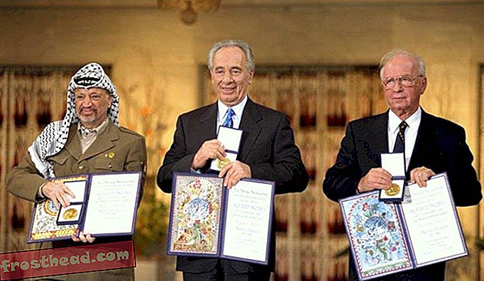 פרס נובל לשלום בשנת 1994 הוענק (משמאל לימין) יו"ר אש"ף יאסר ערפאת, שר החוץ שמעון פרס וראש הממשלה יצחק רבין. אנשים רבים כעסו על כך שהפרס הוענק לערפאת.