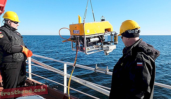 Des scientifiques de l'institut océanographique de l'Académie des sciences de Pologne utilisent un submersible télécommandé pour prélever des échantillons d'eau et de sédiments autour des munitions chimiques situées au fond de la Baltique.