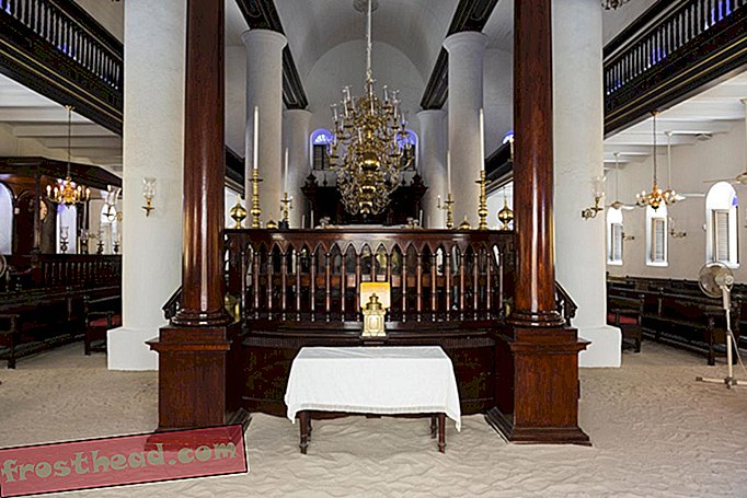 Wnętrze i piaskowa podłoga synagogi Mikve Israel-Emanuel w Willemstad, Curacao