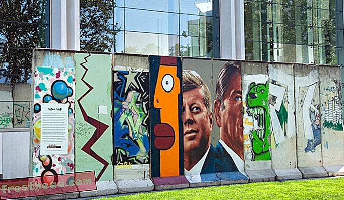 Část berlínské zdi před budovou Variety, Wilshire Boulevard, Los Angeles.