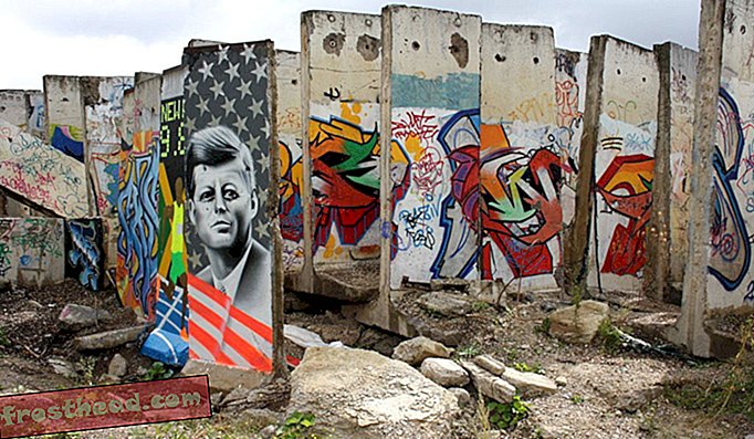 Секции на Берлинската стена в Телтов, град на 11 мили от центъра на Берлин. Показаното произведение на изкуството не е оригинално - рисувано е след падането на стената от различни художници.