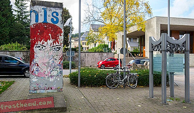 Fragment muru berlińskiego na wystawie w miejscowości Schengen w Luksemburgu.
