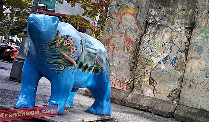 Postava medvěda, symbolického Berlína, před třemi segmenty berlínské zdi v Soulu v Jižní Koreji.