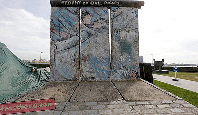 чланци, историја, путовања - Купатило у Лас Вегасу и још 9 неочекиваних места на којима се види Берлински зид