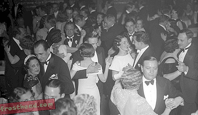 Pari plešejo med praznovanjem Repeal v kazinoju Central Park, 6. decembra 1933.