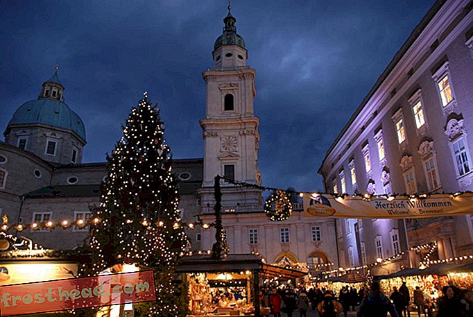 Mercado de Natal em frente à Catedral de Salzburgo