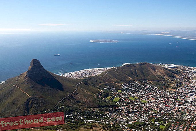 Vedere peste Cape Town cu insula Robben