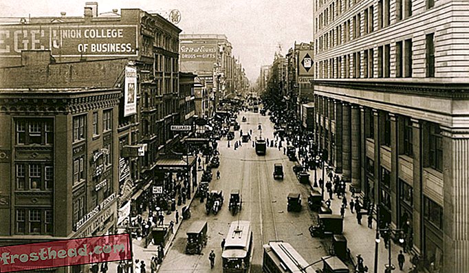 Pogled na Market Street u centru Filadelfije. Wanamaker je s desne strane.