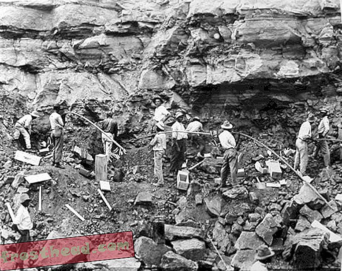 Chargement de trous de tir avec de la dynamite pour faire sauter une coulée de roche sur la rive ouest de la coupe Culebra, février 1912