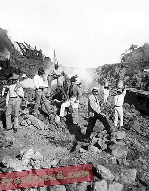 Équipe de travail forant à travers la roche solide pour créer le canal de Panama, Panama, 1906