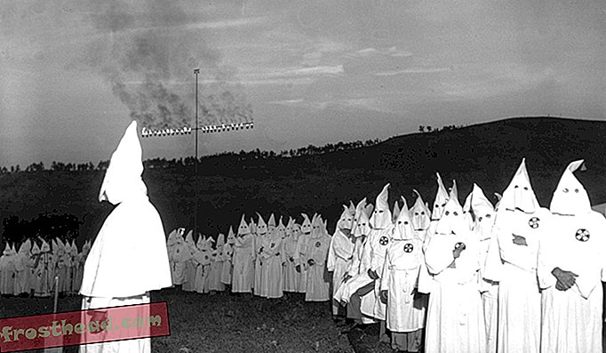 Des membres du Ku Klux Klan brûlent une croix au sommet de Stone Mountain tout en créant 700 nouveaux membres en juillet 1948. La montagne est également le site de la deuxième résurgence du groupe.