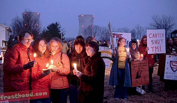 Una veglia a lume di candela un anno dopo l'incidente di Three Mile Island nei pressi di Harrisburg, in Pennsylvania, a circa dieci miglia da Middletown