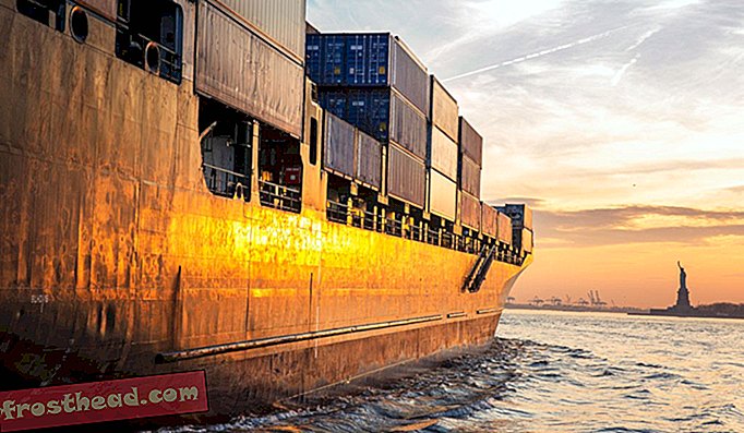 Теретни брод напушта контејнерски терминал Ред Хоок у Бруклину. Њујорк је трећа најпрометнија контејнерска лука у земљи (после Лос Анђелеса и Лонг плаже).