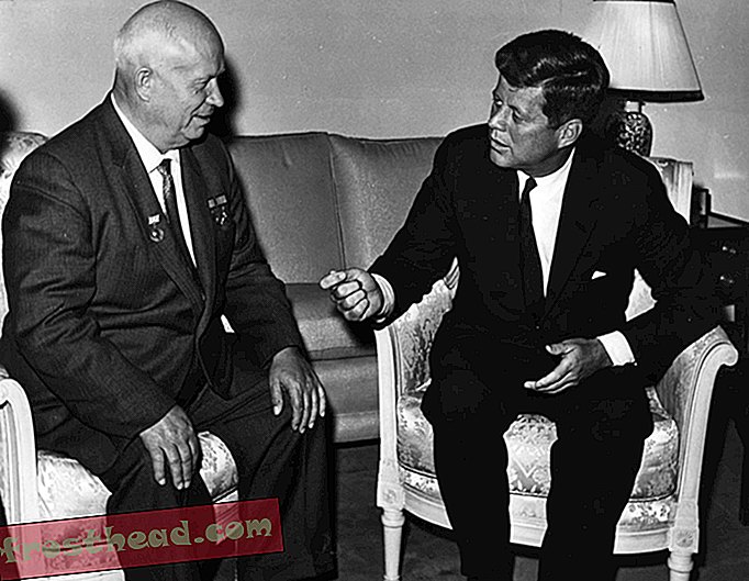 Top-hatut, James Bond ja haaksirikko: seitsemän hauskaa John F. Kennedystä