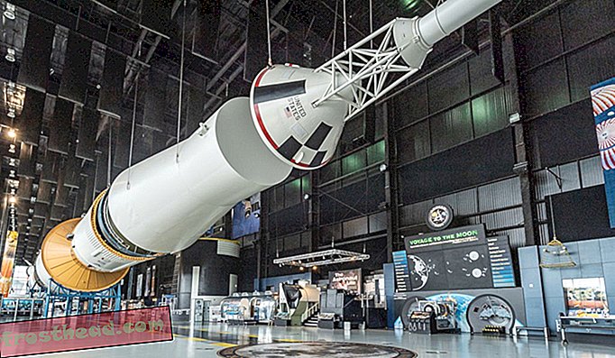 Det nationale historiske landemærke Saturn V-måneraket ved det amerikanske rum- og raketcenter.