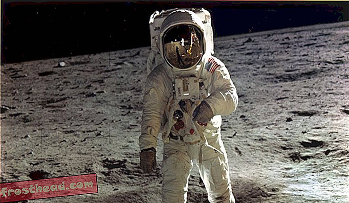 Buzz Aldrin kráčel po povrchu Měsíce poblíž končetiny Lunárního modulu, 1969, vytištěn později.