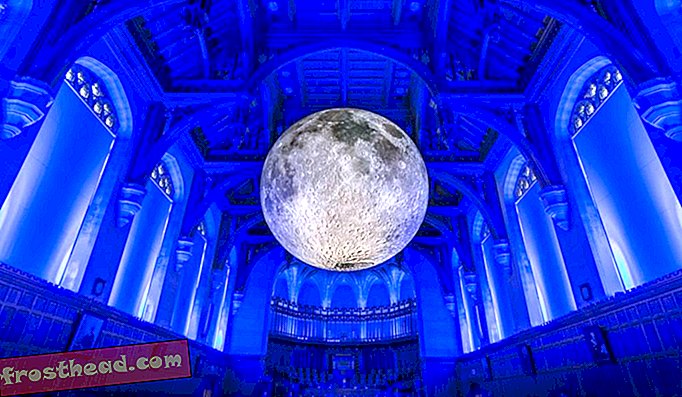 Museum of the Moon er en turnéudstilling med stop rundt om i verden, inklusive denne katedral i Leeds.
