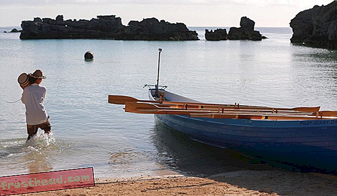 Ein Reenactor in Bermuda lädt Schießpulver auf ein Boot