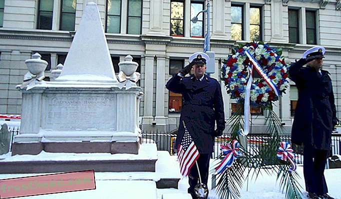 Členové Pobřežní stráže USA v New Yorku umístili tradiční věnec sponzorovaný Muzeem amerických financí vedle hrobu Alexandra Hamiltona po požehnání vedeném kostelem Trinity Church