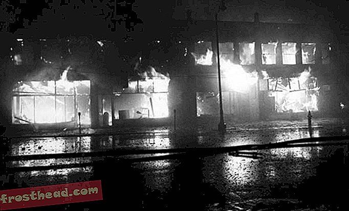 Buildings_on_fire_in_Glenville_during_riots_of_1968-wr.jpg
