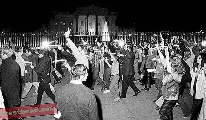 Manifestantes da paz, carregando velas, passam pela Casa Branca durante a procissão de uma hora que terminou as atividades do Dia da Moratória do Vietnã em Washington à noite em 15 de outubro de 1969.