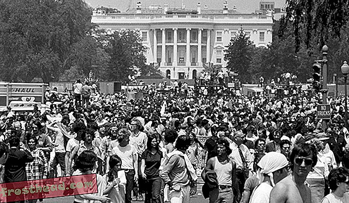 युद्ध विरोधी प्रदर्शनकारी व्हाइट हाउस की ओर हाथ बढ़ाते हैं क्योंकि वे 9 मई, 1970 को कैंट स्टेट यूनिवर्सिटी और कंबोडिया में अमेरिकी हमले में गोलीबारी का विरोध करते हैं।