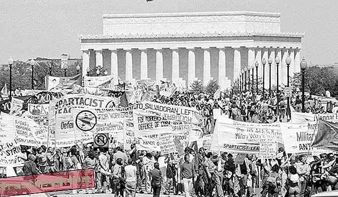 Dengan Memorial Lincoln di latar belakang, peretas anti-perang menyeberangi Jambatan Memorial dalam perjalanan mereka ke Pentagon untuk mengadakan perhimpunan untuk membantah penglibatan ketenteraan A.S. dalam cadangan El Salvador dan Presiden Reagan dalam program sosial domestik, 3 Mei 1981.