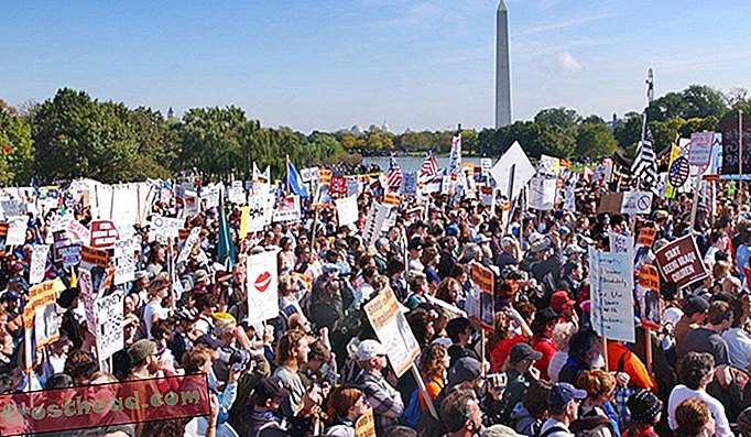 Para penunjuk perasaan oleh ribuan berkumpul berhampiran Vietnam Veterans Memorial di Washington Sabtu, 26 Oktober 2002, ketika penganjur berarak melawan dasar Presiden Bush terhadap Iraq.