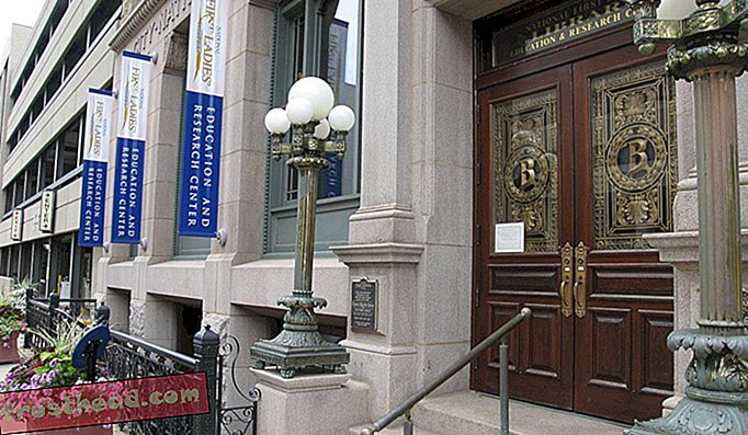 Az első hölgyek nemzeti történelmi helyének főbejárata az 1895-es városi nemzeti bank épületében, az Ohio kantonban