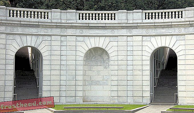 Поглед на Меморијал Жене у војној служби за Америку. Првобитно познат као Хемицицле, овај свечани улаз на Национално гробље Арлингтон отворен је 1932. године.