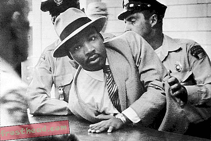 लेख, इतिहास, हमें इतिहास - हालांकि वह आज भी सम्मानित है, MLK को व्यापक रूप से अमेरिकी जनता द्वारा नापसंद किया गया था जब वह मारा गया था