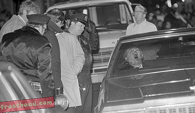 Le corps d'Angelo Bruno repose dans sa voiture devant son domicile à Philadelphie après avoir été tué par balle.